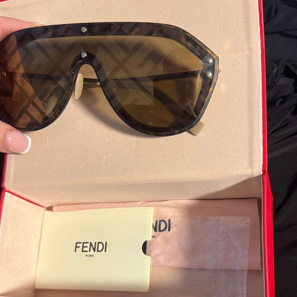 AUTHENTIC Fendi Women's halogram Brown Sunglasses